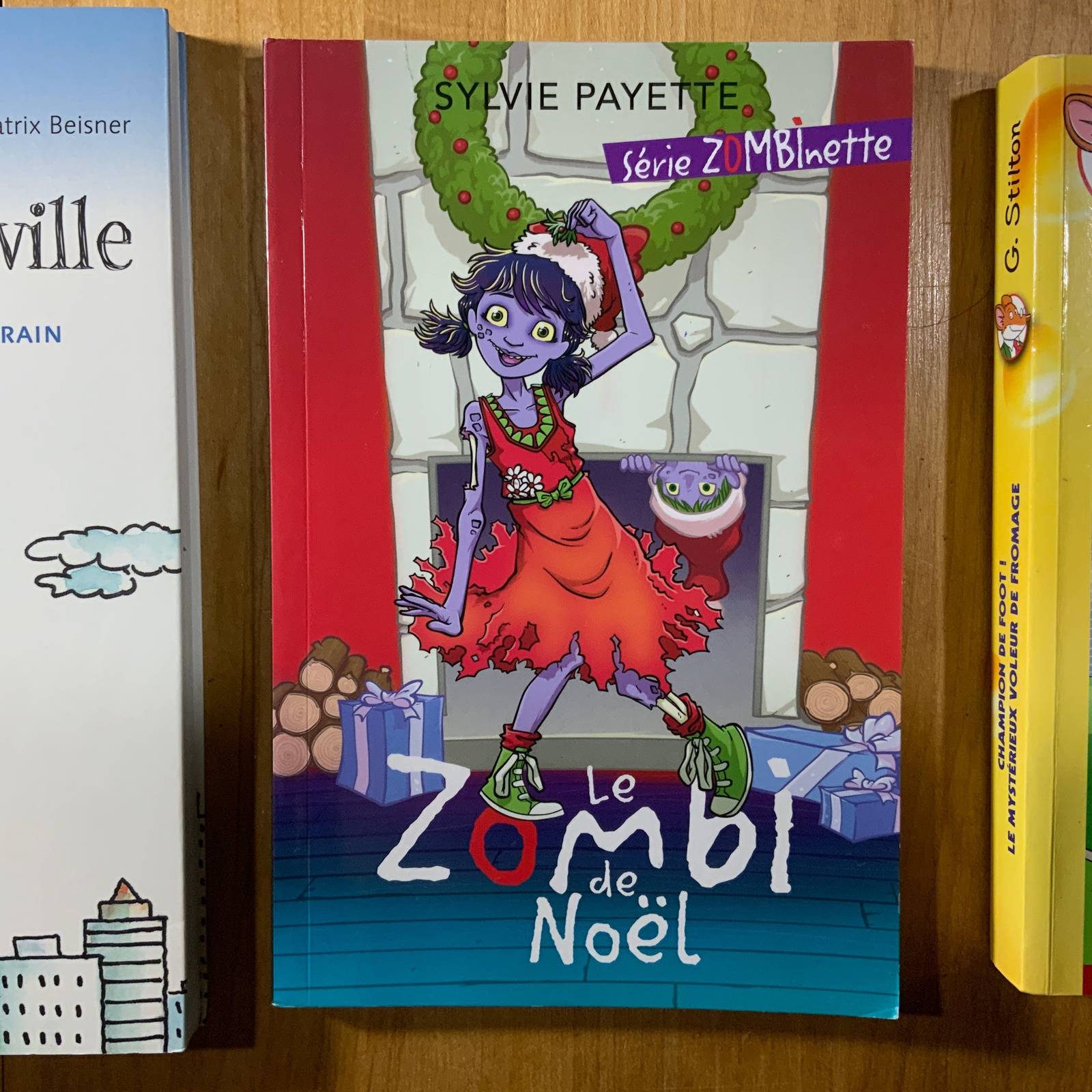 Zombinette : #4 Le zombi de Noël Librairie jeunesse le Zèbre à pois livre jeunesse, livre enfant, librairie jeunesse, librairie en ligne Patricia Rioux pour la librairie jeunesse le Zèbre à pois